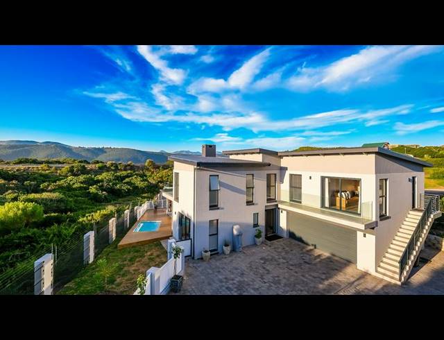 4 BEDROOM HOUSE FOR SALE IN WILDERNESS CENTRAL